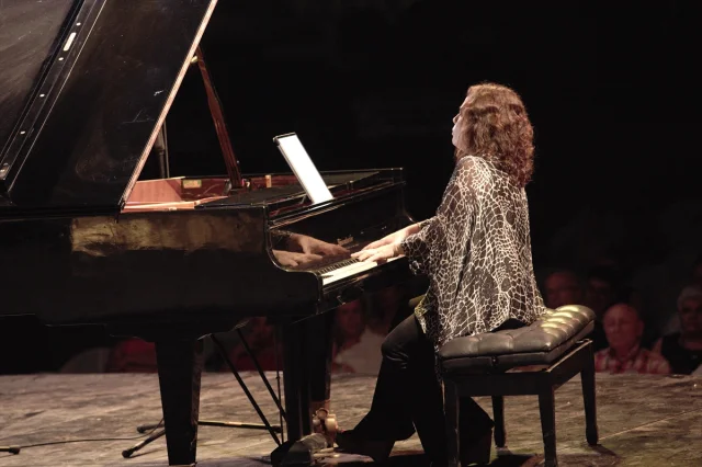 Katya Apekisheva Gümüşlük'te Tarihi Performans Sergiledi