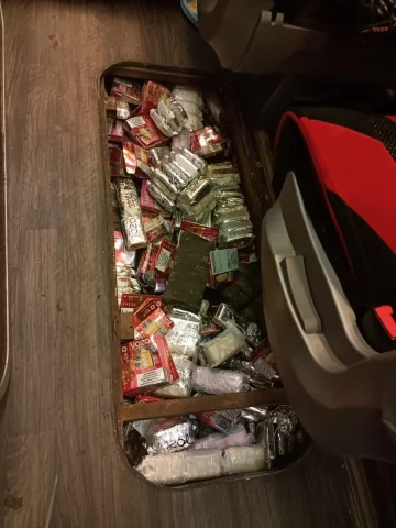 Adana'da Gizli Bölmedeki Kaçak Elektronik Sigara Operasyonu