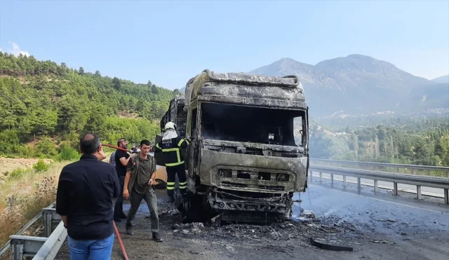 Burdur'da Buğday Yüklü Tır Tamamen Yanarak Kül Oldu