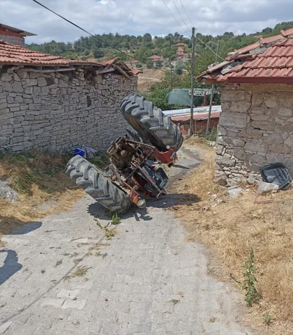 Balıkesir'de Traktör Kazası: Hayatını Kaybeden Sürücü ve Det...