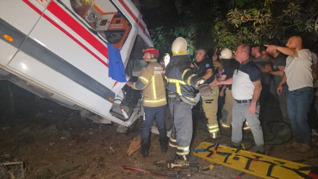 Bursa'da Feci Kaza: Kamyonet ve Ambulans Çarpıştı, 5 Kişi Yaralandı