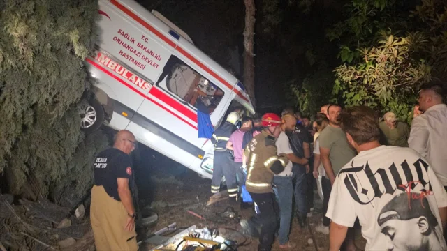 Bursa'da Feci Kaza: Kamyonet ve Ambulans Çarpıştı, 5 Kişi Yaralandı