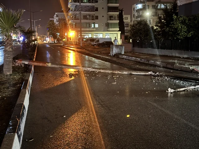 Hatay'da Çekici Kontrolden Çıktı Aydınlatma Direği Yola Devrildi