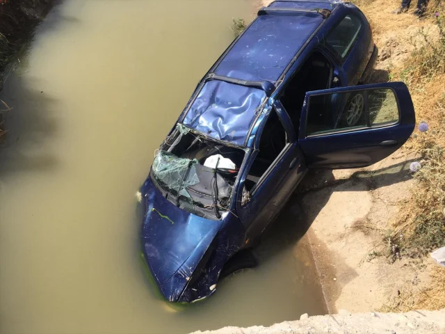 Bitlis'te Yol Kenarında Felaket Su Kanalına Düşen Araçta Bir...