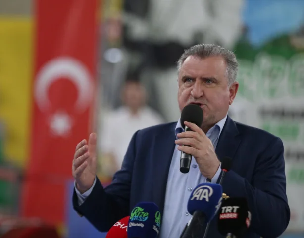 Gençlik ve Spor Bakanı Rize'de Karate Şampiyonası'na Katıldı