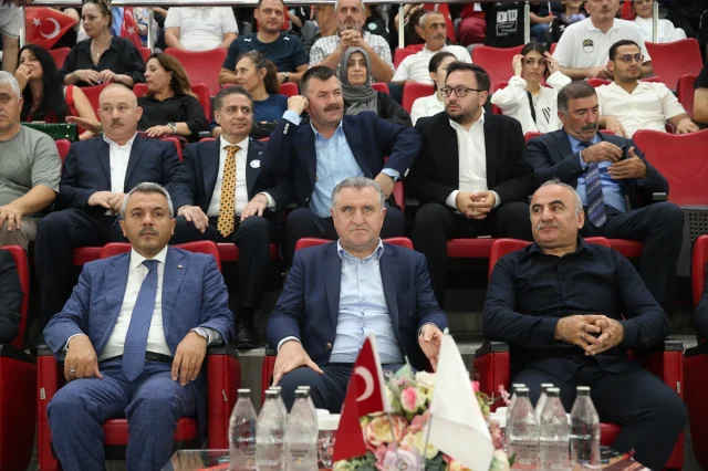 Gençlik ve Spor Bakanı Rize'de Karate Şampiyonası'na Katıldı