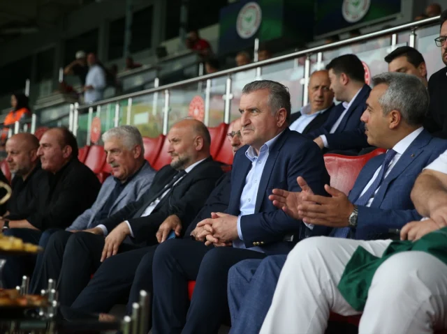 Gençlik ve Spor Bakanı Rize'de Karate Şampiyonası'na Katıldı