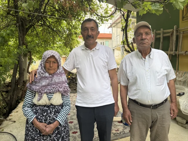 Afyonkarahisar'da Yaşlı Çiftten Jandarmaya Örnek Bağış