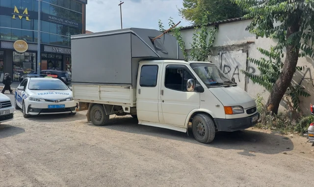 Sakarya'da Korkutan Trafik Kazası: Kamyonet Yayaya Çarptı