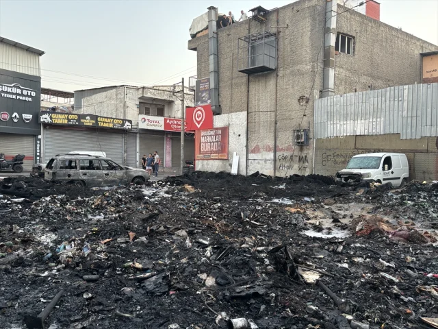 İzmir Karabağlar'da Çöp Alanında Yangın Endişeleri Artırıyor