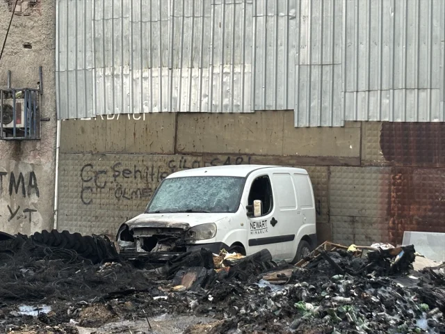 İzmir Karabağlar'da Çöp Alanında Yangın Endişeleri Artırıyor