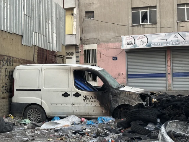 İzmir Karabağlar'da Çöp Alanında Yangın Endişeleri Artırıyor