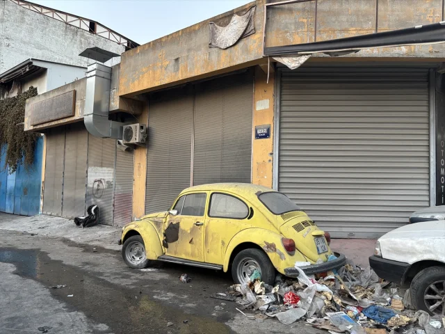 İzmir Karabağlar'da Çöp Alanında Yangın Endişeleri Artırıyor