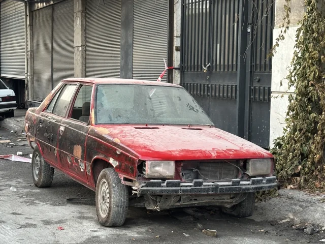 İzmir Karabağlar'da Çöp Alanında Yangın Endişeleri Artırıyor