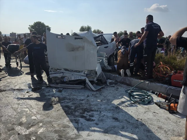 Manisa'da Otobüs ve Otomobil Kazası: Hayatını Kaybeden Çift Son Yolculuğuna Uğurlandı