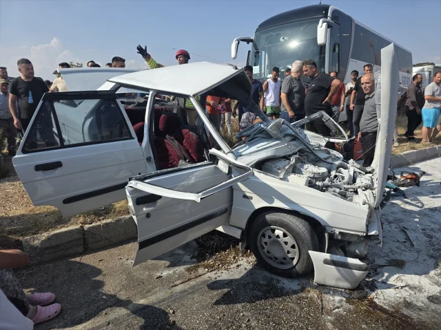 Manisa'da Otobüs ve Otomobil Kazası: Hayatını Kaybeden Çift Son Yolculuğuna Uğurlandı