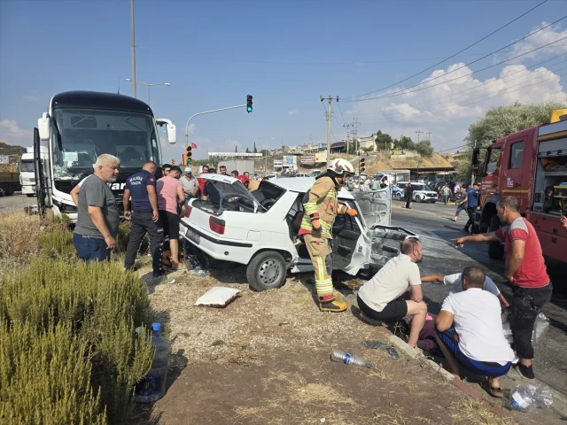 Manisa'da Otobüs ve Otomobil Kazası: Hayatını Kaybeden Çift Son Yolculuğuna Uğurlandı
