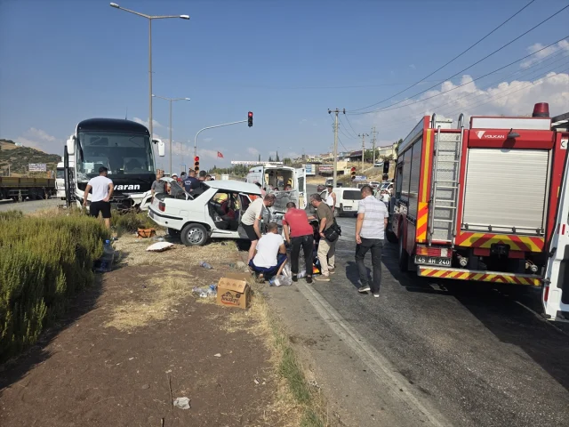 Manisa'da Otobüs ve Otomobil Kazası: Hayatını Kaybeden Çift Son Yolculuğuna Uğurlandı