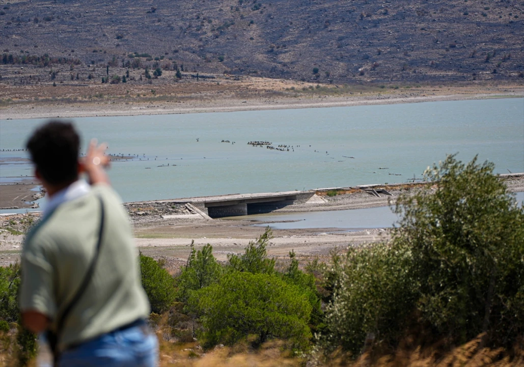 İzmir'de Barajdaki Su Seviyesi Düştü: Eski Kara Yolu Ortaya Çıktı