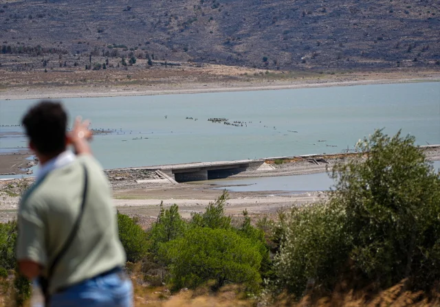 İzmir'de Barajdaki Su Seviyesi Düştü: Eski Kara Yolu Ortaya...