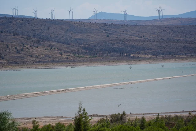 İzmir'de Barajdaki Su Seviyesi Düştü: Eski Kara Yolu Ortaya Çıktı
