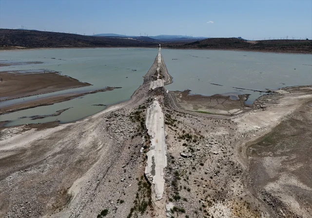İzmir'de Barajdaki Su Seviyesi Düştü: Eski Kara Yolu Ortaya Çıktı