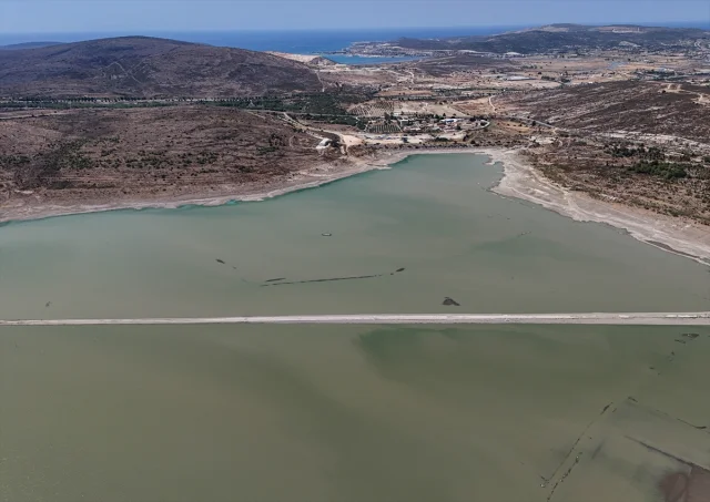 İzmir'de Barajdaki Su Seviyesi Düştü: Eski Kara Yolu Ortaya Çıktı