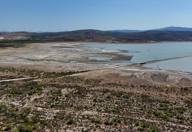 İzmir'de Barajdaki Su Seviyesi Düştü: Eski Kara Yolu Ortaya Çıktı