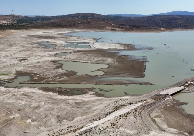 İzmir'de Barajdaki Su Seviyesi Düştü: Eski Kara Yolu Ortaya Çıktı