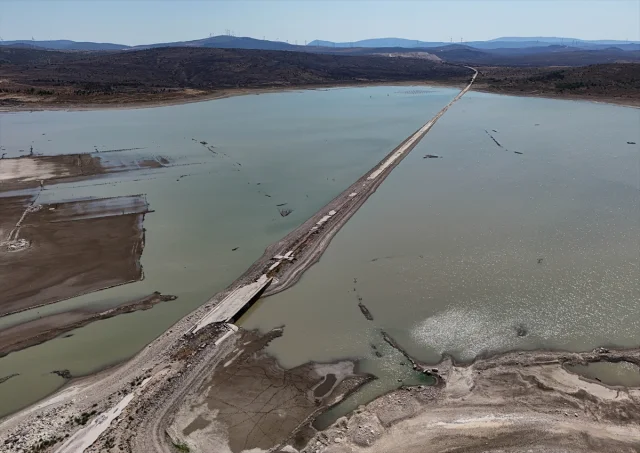 İzmir'de Barajdaki Su Seviyesi Düştü: Eski Kara Yolu Ortaya Çıktı