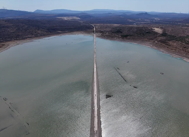 İzmir'de Barajdaki Su Seviyesi Düştü: Eski Kara Yolu Ortaya Çıktı