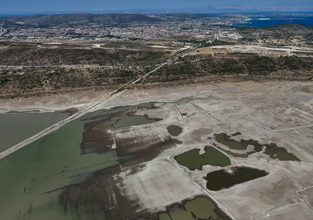 İzmir'de Barajdaki Su Seviyesi Düştü: Eski Kara Yolu Ortaya Çıktı
