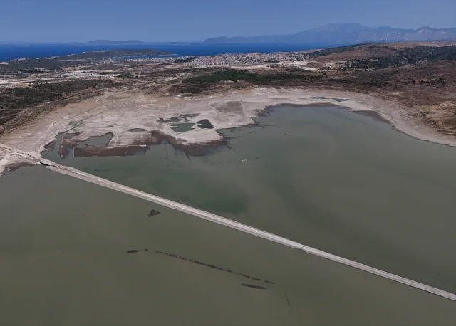 İzmir'de Barajdaki Su Seviyesi Düştü: Eski Kara Yolu Ortaya Çıktı