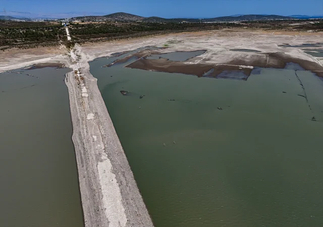 İzmir'de Barajdaki Su Seviyesi Düştü: Eski Kara Yolu Ortaya Çıktı