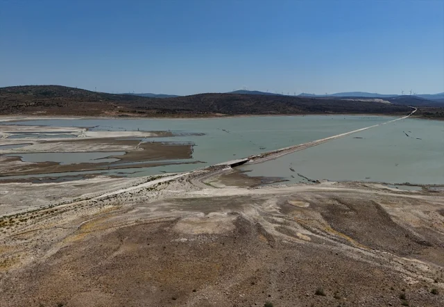 İzmir'de Barajdaki Su Seviyesi Düştü: Eski Kara Yolu Ortaya Çıktı
