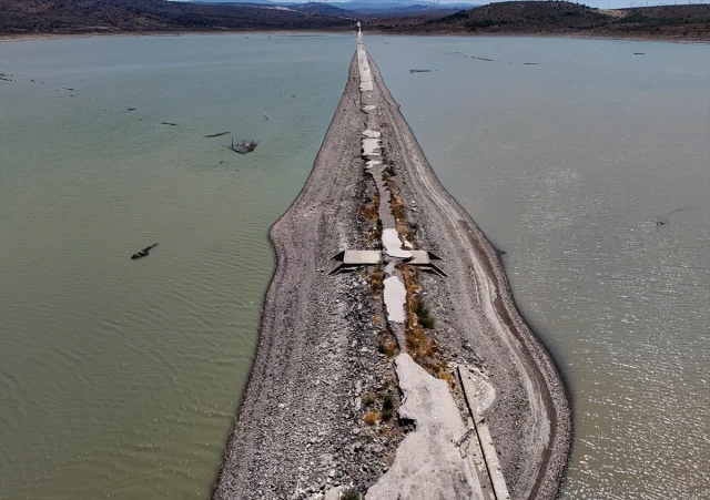 İzmir'de Barajdaki Su Seviyesi Düştü: Eski Kara Yolu Ortaya Çıktı