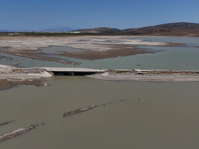 İzmir'de Barajdaki Su Seviyesi Düştü: Eski Kara Yolu Ortaya Çıktı