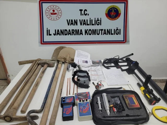 Van'da Geniş Kapsamlı Kaçakçılık Operasyonu: 60 Kişi Gözaltında