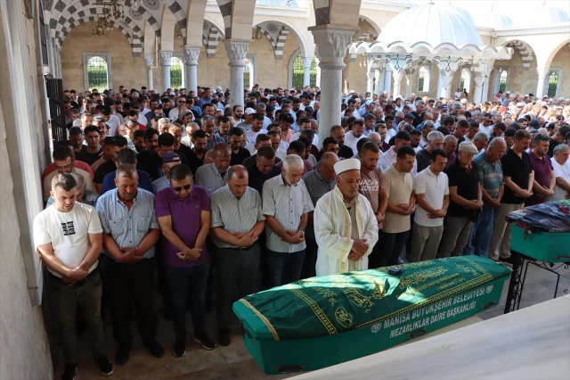 Manisa'da Otobüs ve Otomobil Kazası: Hayatını Kaybeden Çift Son Yolculuğuna Uğurlandı