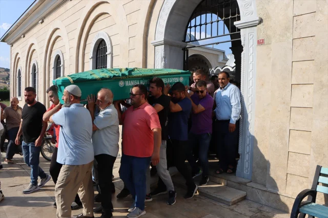 Manisa'da Otobüs ve Otomobil Kazası: Hayatını Kaybeden Çift Son Yolculuğuna Uğurlandı