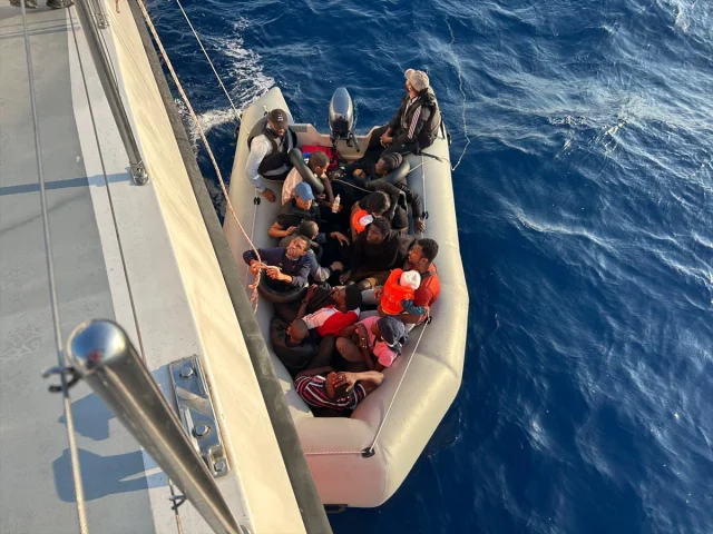 Ege Denizi'nde Sahil Güvenlik Düzenlediği Operasyonlarla Göç...