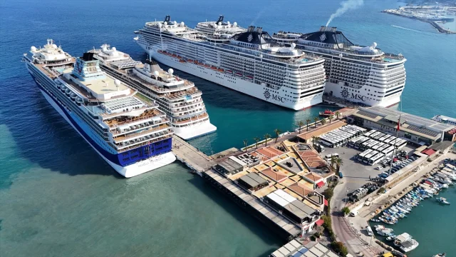 Kuşadası'nda Kruvaziyer Hareketliliği: 5 Gemide Binlerce Turist
