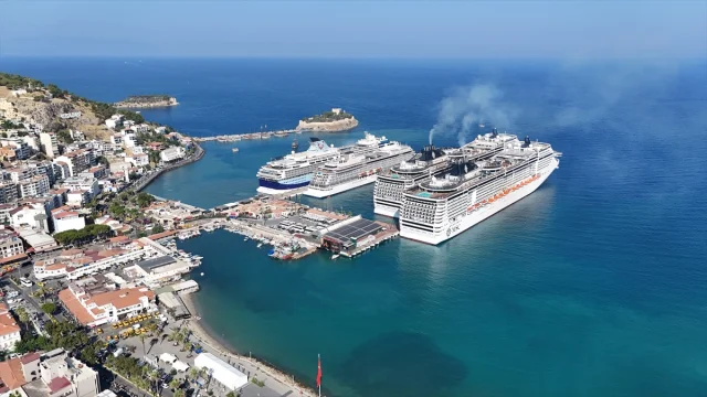 Kuşadası'nda Kruvaziyer Hareketliliği: 5 Gemide Binlerce Turist