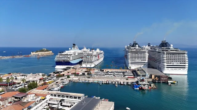 Kuşadası'nda Kruvaziyer Hareketliliği: 5 Gemide Binlerce Turist