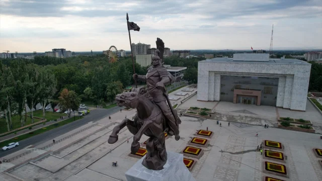 Bişkek'te Manas Anıtı Yeniden Hayat Buldu