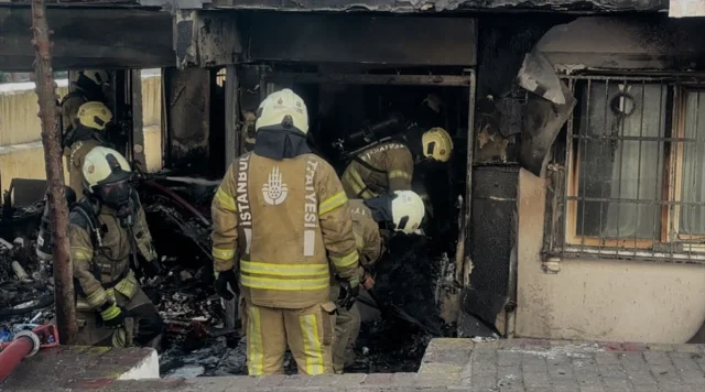 Fatih'te Ecza Deposundaki Yangın Korkuttu