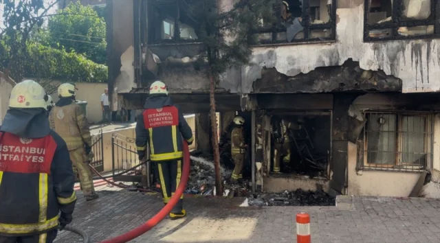 Fatih'te Ecza Deposundaki Yangın Korkuttu