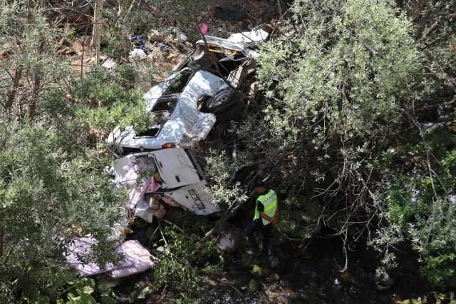 Sivas'ta Feci Kaza: Fındık İşçilerini Taşıyan Minibüs Uçuruma Yuvarlandı