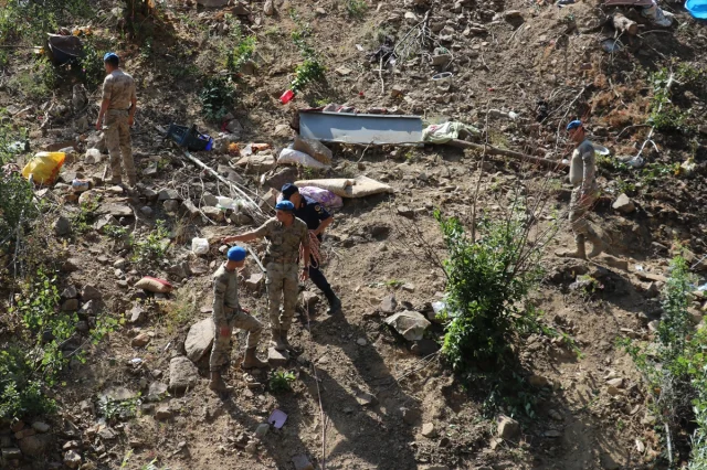 Sivas'ta Feci Kaza: Fındık İşçilerini Taşıyan Minibüs Uçuruma Yuvarlandı