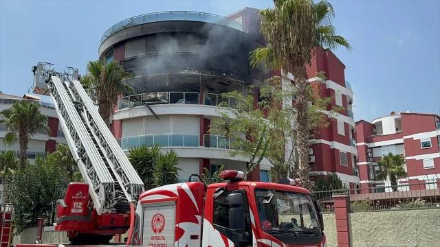 Antalya'da Apartman Yangını Korkuttu: Üç Kişi Dumandan Etkil...